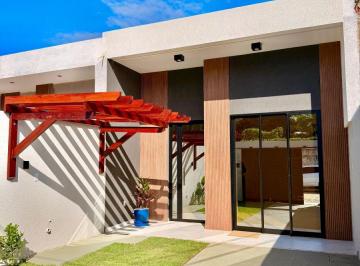 Casa de 3 quartos, Eusébio · Linda Casa Plana no Eusébio, Próxima ao Centro, 90m2, 3 Quartos, 2 Suítes, Paisagismo, 2 Vagas.