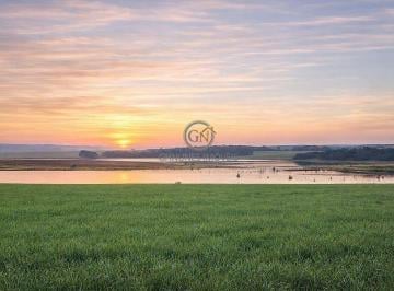 O equilíbrio perfeito entre terra produtiva e recursos hídricos estratégicos no entardecer de Avaré. · Fazenda em Avaré SP | 856 Alqueires de Alta Produção