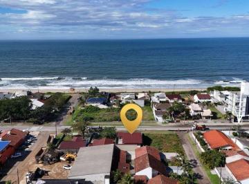 Casa · 150m² · 3 Quartos · 4 Vagas · Casa na Avenida Comercial da Barra do Saí, a 100m da Praia em Itapoá SC!