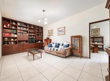 Casa · 250m² · 5 Quartos · 4 Vagas · Casa- 5 Quartos sendo 2 Suítes- Closet- 4 Vagas de garagem-Próximo a Isabel Bueno
