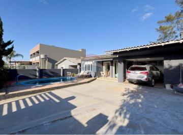 Casa · 198m² · 3 Quartos · 4 Vagas · Casa Espetacular c/ Piscina, Jardim e Vista Montanha