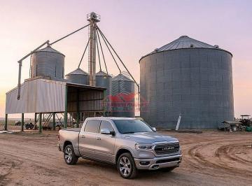 Autonomia no Pós-Colheita: Estrutura robusta de silos próprios para armazenamento e pista de pouso privativa com hangar para total segurança executiva. · Fazenda de 49.000 ha à Venda em Sinop - MT | Alta Produção