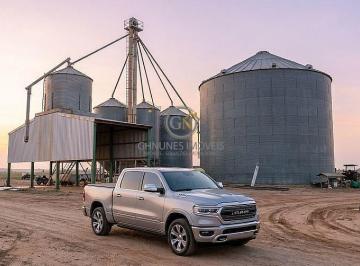Autonomia no Pós-Colheita: Estrutura robusta de silos próprios para armazenamento e pista de pouso privativa com hangar para total segurança executiva. · Fazenda de 49.000 ha à Venda em Sinop - MT | Alta Produção