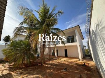Casa · 427m² · 3 Quartos · 6 Vagas · Casa residencial ou comercial para locação no bairro Jardim Karaíba em Uberlândia 