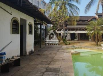 Casa · 970m² · 5 Quartos · 5 Vagas · Casa de rua com 5 quartos, piscina e muito verde