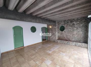 Casa · 170m² · 3 Quartos · 2 Vagas · Casa com 3 quartos sendo 1 suíte disponível para locação no bairro Centro em Uberlândia-MG.