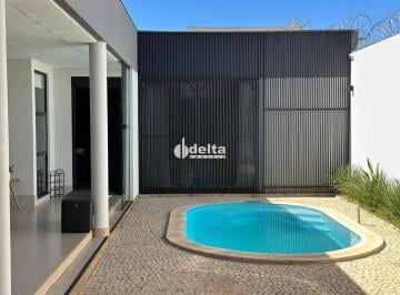 Casa · 300m² · 3 Quartos · 3 Vagas · Casa com 3 quartos sendo 1 suíte disponível para venda no bairro Novo Mundo em Uberlândia-MG