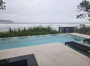 Casa de 4 quartos, São Sebastião · Casa pé na areia disponível para locação de temporada (diária) no bairro de Juquehy!