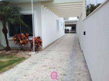 Casa · 250m² · 3 Quartos · 3 Vagas · Casa à Venda no Revoredo em Tubarão com Piscina e Suíte com Hidromassage