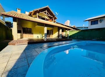Casa · 226m² · 4 Quartos · Casa com 4 dormitórios e piscina a apenas 500 metros do mar no Rio Tavares - Florianópolis