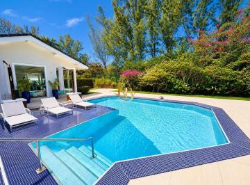 Casa · 790m² · 5 Quartos · 7 Vagas · Luxurious 4-Suite Casa in Prestigious Barra da Tijuca