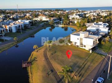 Terreno · 556m² · Lote Fundos Lago no Ocean Side em Torres RS
