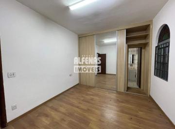 Casa · 104m² · 3 Quartos · 6 Vagas · Excelente Casa comercial com 3 quartos 1 suíte.