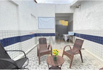 Casa · 200m² · 4 Quartos · 2 Vagas · Casa de rua pública ampla e bem localizada
