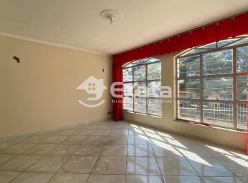 Casa · 182m² · 3 Quartos · 2 Vagas · Casa terrea com 3 quartos (1 suite) e edicula para alugar na Vila Haro zona leste de Sorocaba.