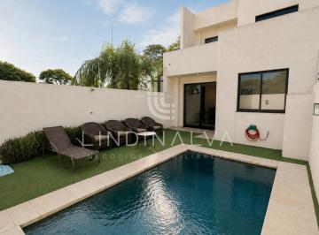 Casa · 180m² · 2 Quartos · 2 Vagas · Lindo sobrado à venda, semi-mobiliado e com piscina, na Vila A