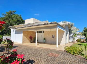 Casa de 3 quartos, Pardinho · Casa encantadora 240M² - 3 suítes - 3 lotes – conforto, espaço e exclusividade em um só lugar!