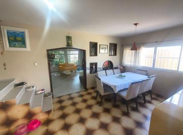 Casa · 180m² · 3 Quartos · 3 Vagas · Sobrado à venda com 3 quartos e 3 vagas.