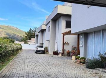 Casa · 209m² · 4 Quartos · 2 Vagas · Casa em villagio na vila Petrópolis