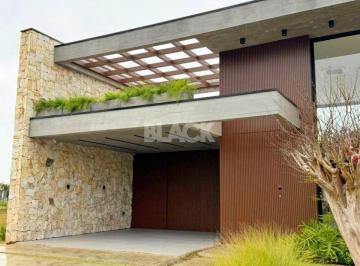 Casa · 277m² · 3 Quartos · 4 Vagas · Casa alto padrão 3 Suítes fundos lago no Reserva das Águas - Torres RS