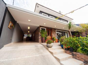 Casa · 205m² · 3 Quartos · 4 Vagas · Casa à venda em Santa Felicidade ARYA1