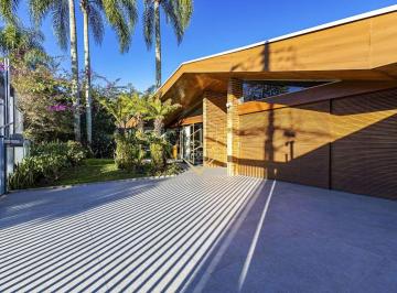 Casa de 4 quartos, Curitiba · Casa térrea com 4 quartos e 4 vagas em excelente localização no Jardim Social