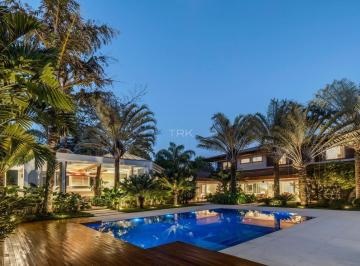 Casa · 900m² · 5 Quartos · 6 Vagas · Quem procura personalidade dificilmente esquece.
