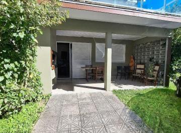 Casa · 2 Quartos · 1 Vaga · Locação Anual no Centro de Garopaba – Apenas 50 metros da Beira da Praia!