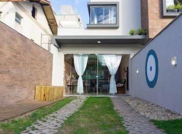 Casa · 132m² · 3 Quartos · 2 Vagas · Sobrado Triplex a 400m da Praia de Mariscal - Bombinhas/SC