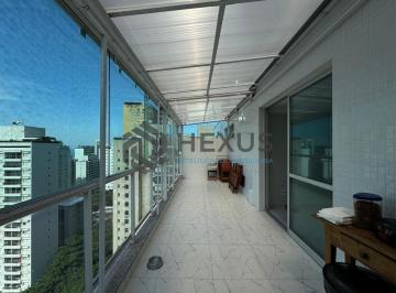 Foto · Cobertura reformado com varanda a 150m da praia nas Pitangueiras, Guarujá
