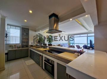 Foto · Apartamento frente mar reformado com varanda vista mar nas Pitangueiras, Guarujá