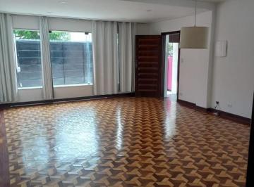 Casa · 210m² · 3 Quartos · 2 Vagas · Casa bem arejada e clara em uma rua arborizada e tranquila, com vigias 24 horas na Regiao do Jardim