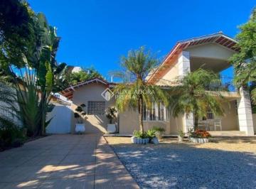 Casa · 330m² · 3 Quartos · 4 Vagas · Casa mobiliada para alugar no Campeche, 3 dormitórios, Piscina e Pet Friendly.