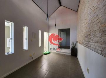 16c9c8327201105a0399946dbc629cb8b9fd5604 · Casa térrea com 135m² de terreno e 95m² construído - Reformada.