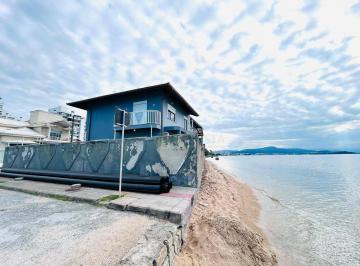 a9e8cbc5c1322450af46e1c91b6de5f62ed66bd2 · Casa pé na Areia com 3 quartos em Florianópolis.