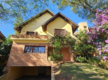Casa de 4 quartos, Santana de Parnaíba · Condomínio *Residencial 9*
*Casa com charme e personalidade europeia*
Próxima à portaria