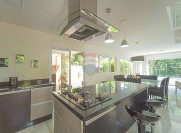 Casa · 211m² · 3 Quartos · 4 Vagas · Casa em refúgio urbano - 3 quartos (3 suítes), conceito aberto e lazer completo!