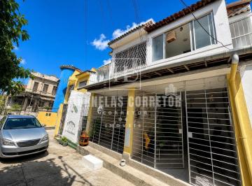 Casa · 900m² · 3 Quartos · 1 Vaga · Casa no Carmo | 3 Quartos, 1 Suíte, Terraço, 1 Vaga de Garagem.
