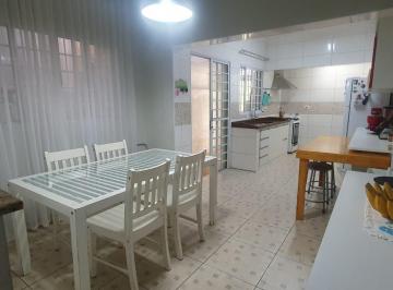Casa · 260m² · 6 Quartos · 4 Vagas · Casa em Rochdale, Osasco: 6 Dormitórios, 3 Banheiros por R$720k