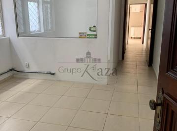 Casa · 240m² · 4 Quartos · 2 Vagas · Casa - Sobrado - Centro - Jacareí - 200m² - 3 Dormitórios - Aceita Permuta.