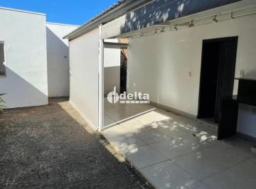 Casa · 140m² · 2 Quartos · 2 Vagas · Casa com 2 quartos sendo 1 suíte disponível para locação no bairro Tabajaras em Uberlândia-MG