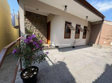 08b18c295dd7f41a4a53da47fc4cf77d943ff50b · Casa com 3 quartos e 4 vagas, churrasqueira e muito espaço para toda a família