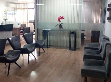 Sala de Espera · Sala Mobiliada com recepcionista e vista para o lago