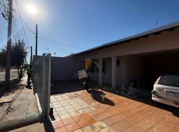 Casa térrea para locação com 04 quartos e edícula nos fundos com 02 cômodos separados. R$ 2.700,00 · Casa térrea para locação com 04 quartos e edícula nos fundos com 02 cômodos separados. R$ 2.700