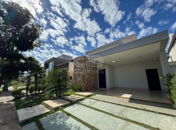 Casa · 167m² · 3 Quartos · 4 Vagas · Casa com 3 Suítes e Piscina no Condomínio Belvedere II