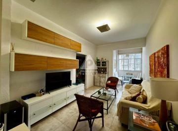 Sala · Apartamento reformado de 2 quartos no Humaitá