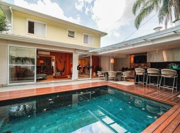 Casa · 250m² · 3 Quartos · 4 Vagas · Um imóvel pronto para receber novas histórias e proporcionar experiências inesquecíveis!