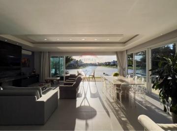 Casa · 350m² · 6 Quartos · 4 Vagas · Entre o brilho do lago e a brisa do mar, existe um lugar onde a vida acontece em outro ritmo.