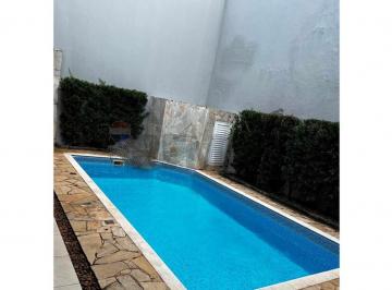 Casa · 330m² · 3 Quartos · 4 Vagas · Sobrado com 3 suítes todas com armário e ar condicionado