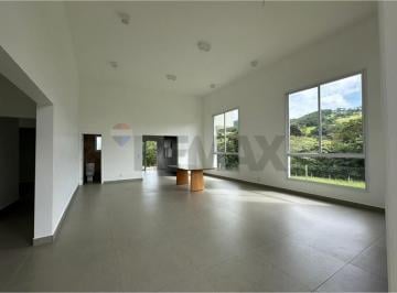 Casa · 240m² · 3 Quartos · 4 Vagas · Casa moderna em condomínio com piscina e segurança